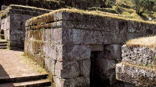 Necropoli di Crocifisso del Tufo