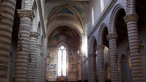 Il Duomo di Orvieto, la Piazza, gli artisti