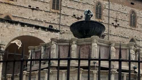 Perugia, una città medievale e i suoi rioni