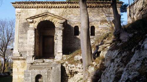 Tempietto sul Clitunno