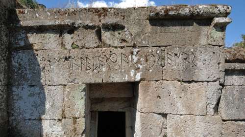 Necropoli di Crocifisso del Tufo