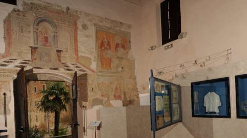 La terrazza sul Trasimeno tra affreschi, panorami e ricami 
