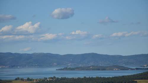 La terrazza sul Trasimeno tra affreschi, panorami e ricami 