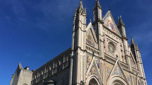 Il Duomo di Orvieto, la Piazza, gli artisti