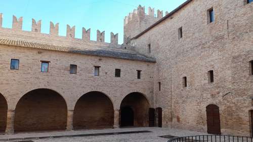 Visita guidata al Castello della Rancia