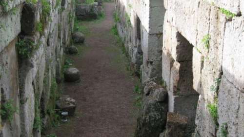 Necropoli di Crocifisso del Tufo
