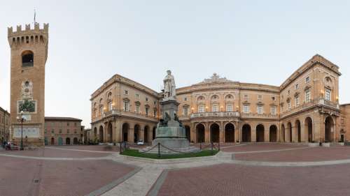 Recanati Tour. Visita guidata al natio borgo incontrando Giacomo Leopardi